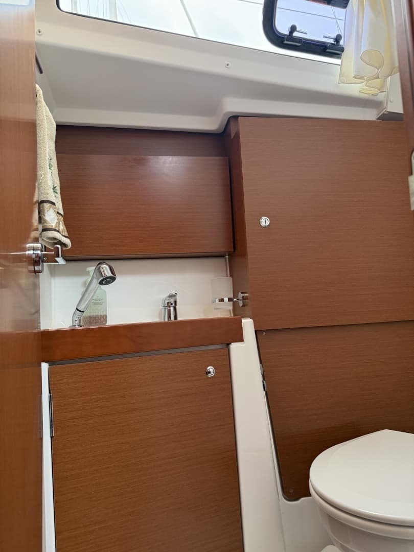 2016 Beneteau Oceanis - Image 35