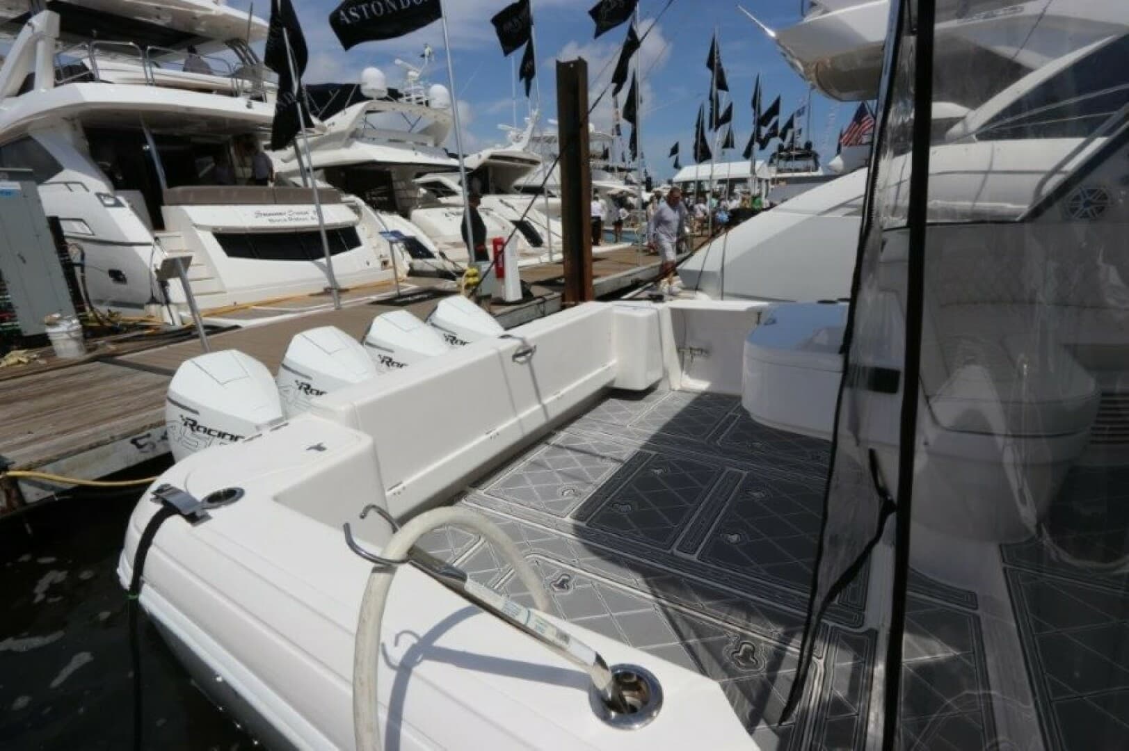 2019 Intrepid 475 Sport Yacht - Image 13