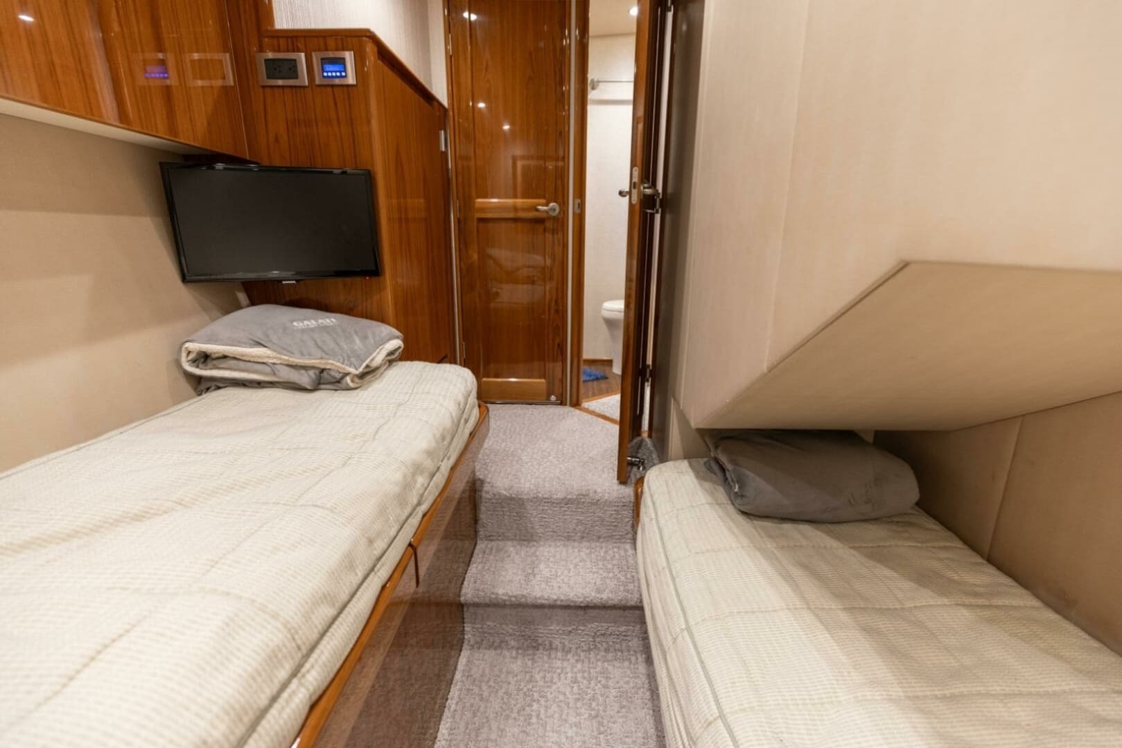 2015 Viking 62 Convertible - Image 20
