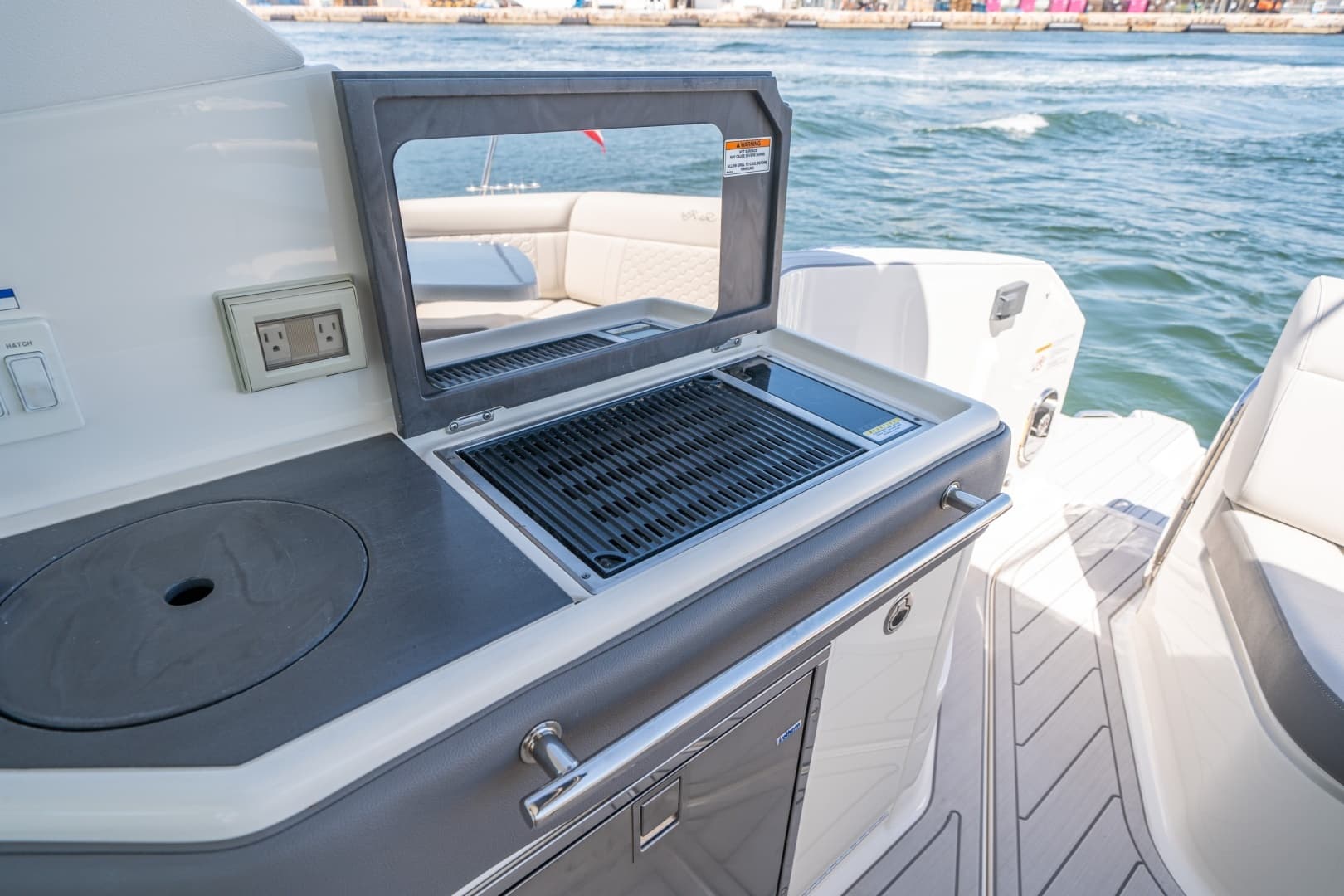 2021 Sea Ray 320 Sundancer - Image 13