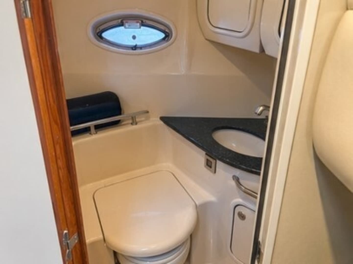 2005 Sea Ray 420 Sundancer - Image 6