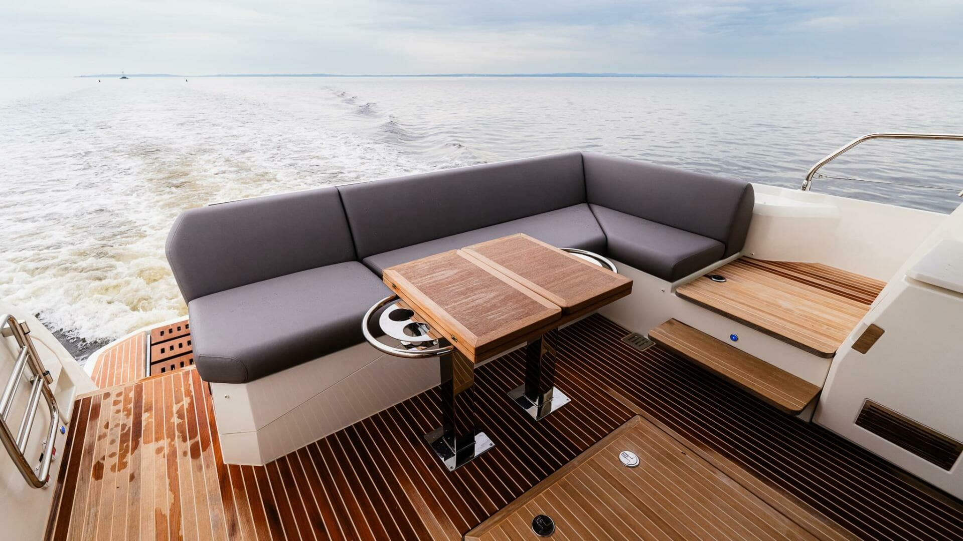 2023 Prestige 520 S - Image 6