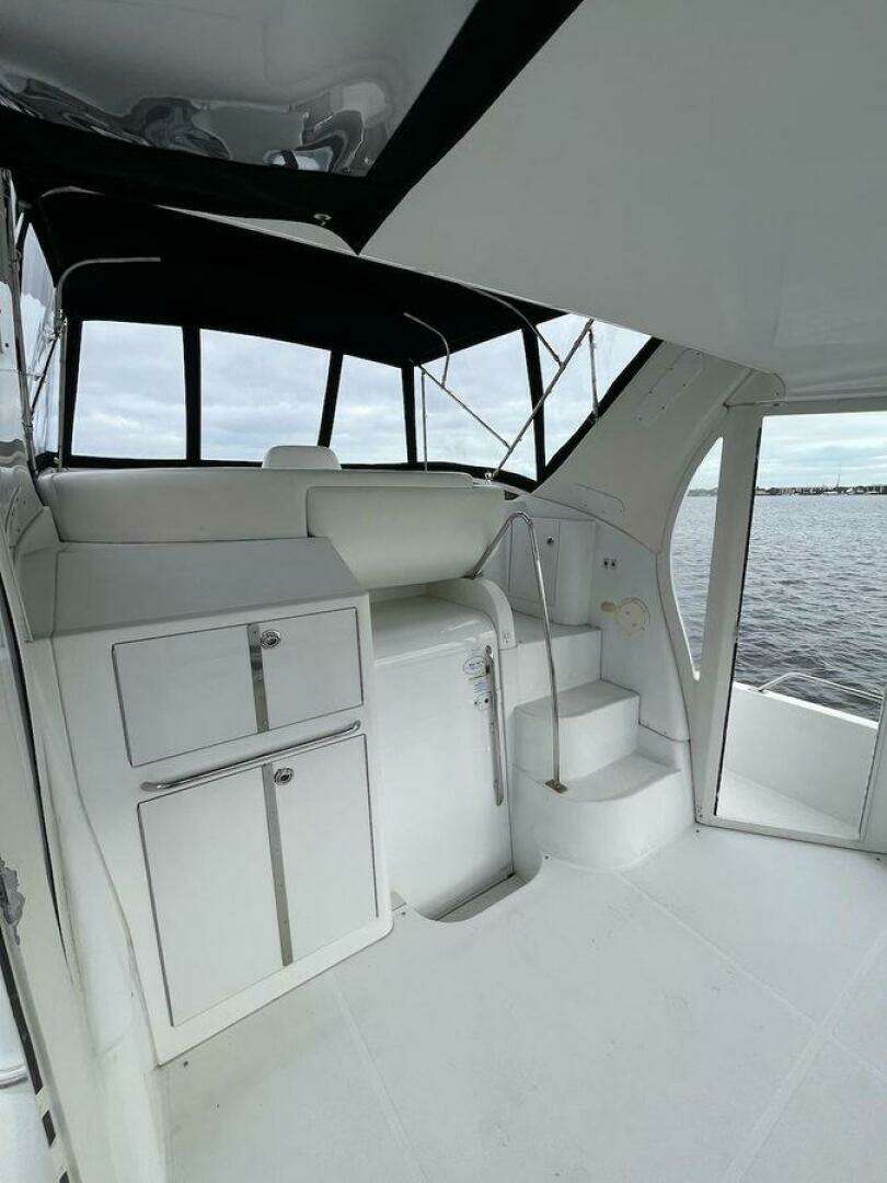 2000 Carver 396 Motor Yacht - Image 8