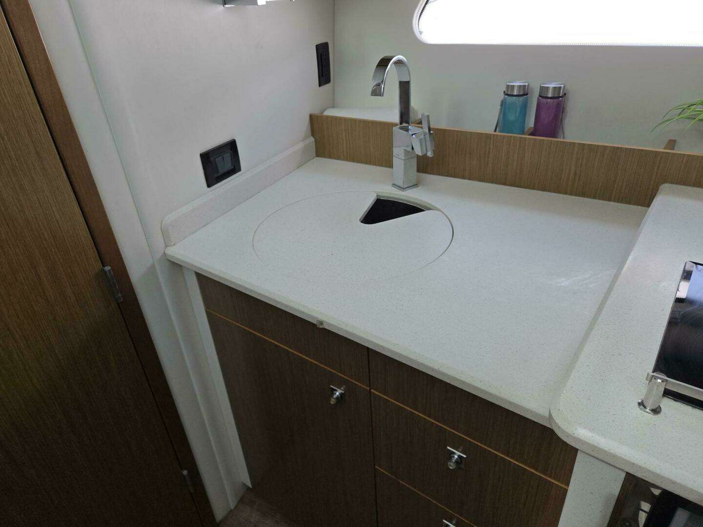 2016 Cruisers Yachts Cantius - Image 28