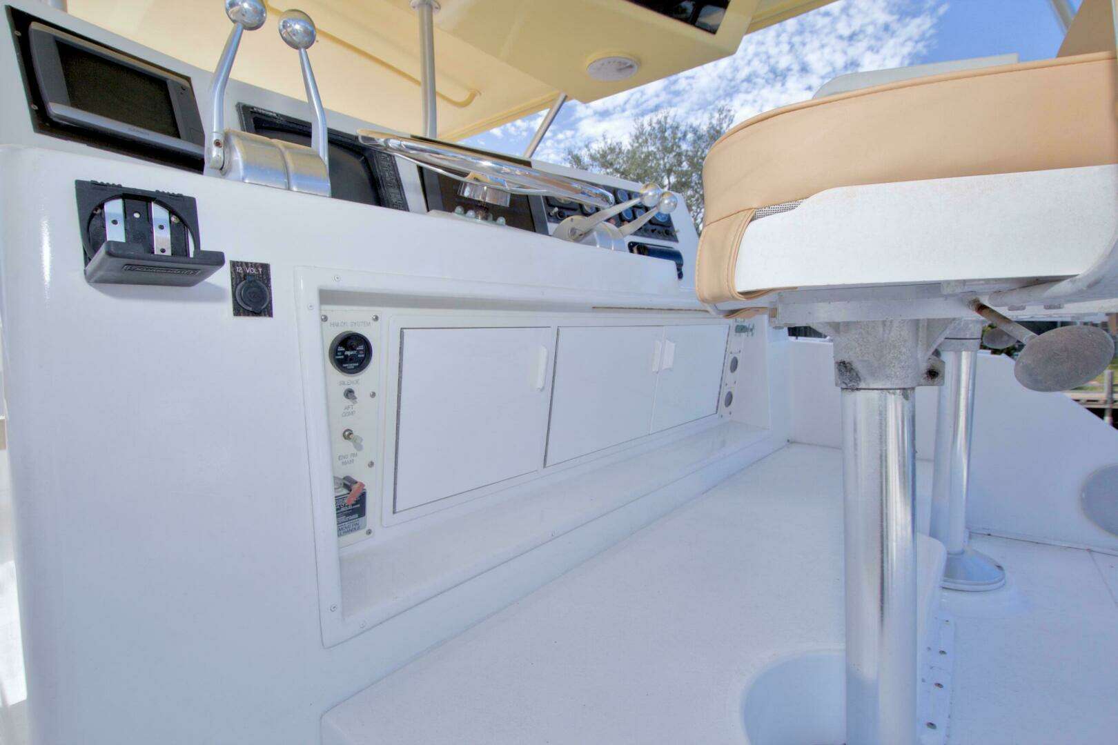 1990 Viking 53 Convertible - Image 32