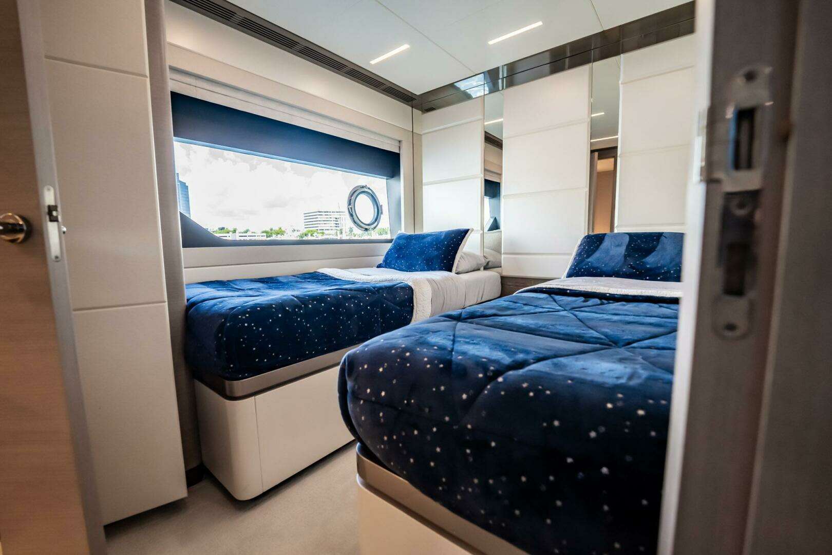 2021 Ocean Alexander 27 Explorer - Image 47