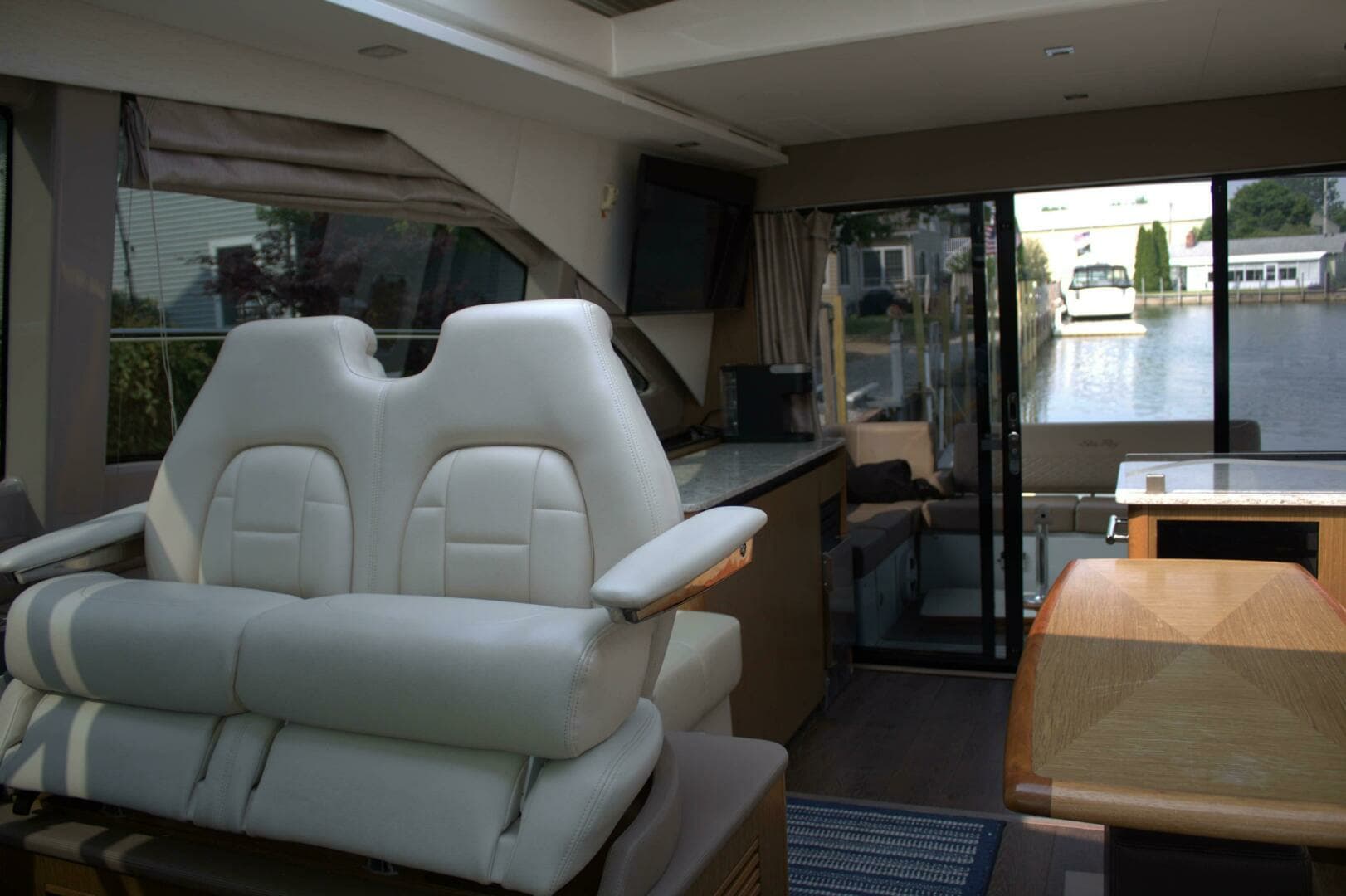 2017 Sea Ray 460 Sundancer - Image 9