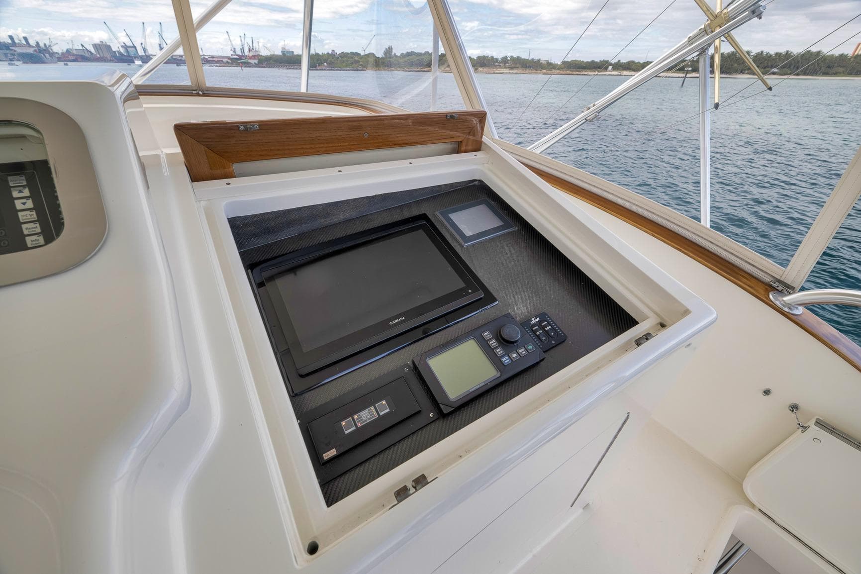 1999 Hines-Farley SPORTFISHERMAN helm with navigation equipment, overlooking serene waters.