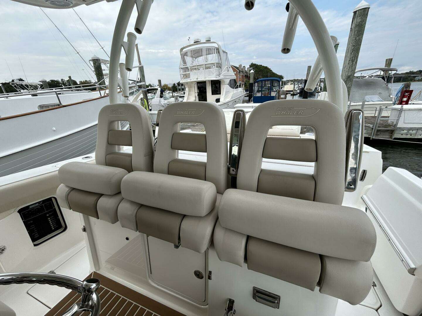 2017 Boston Whaler 370 Outrage - Image 10