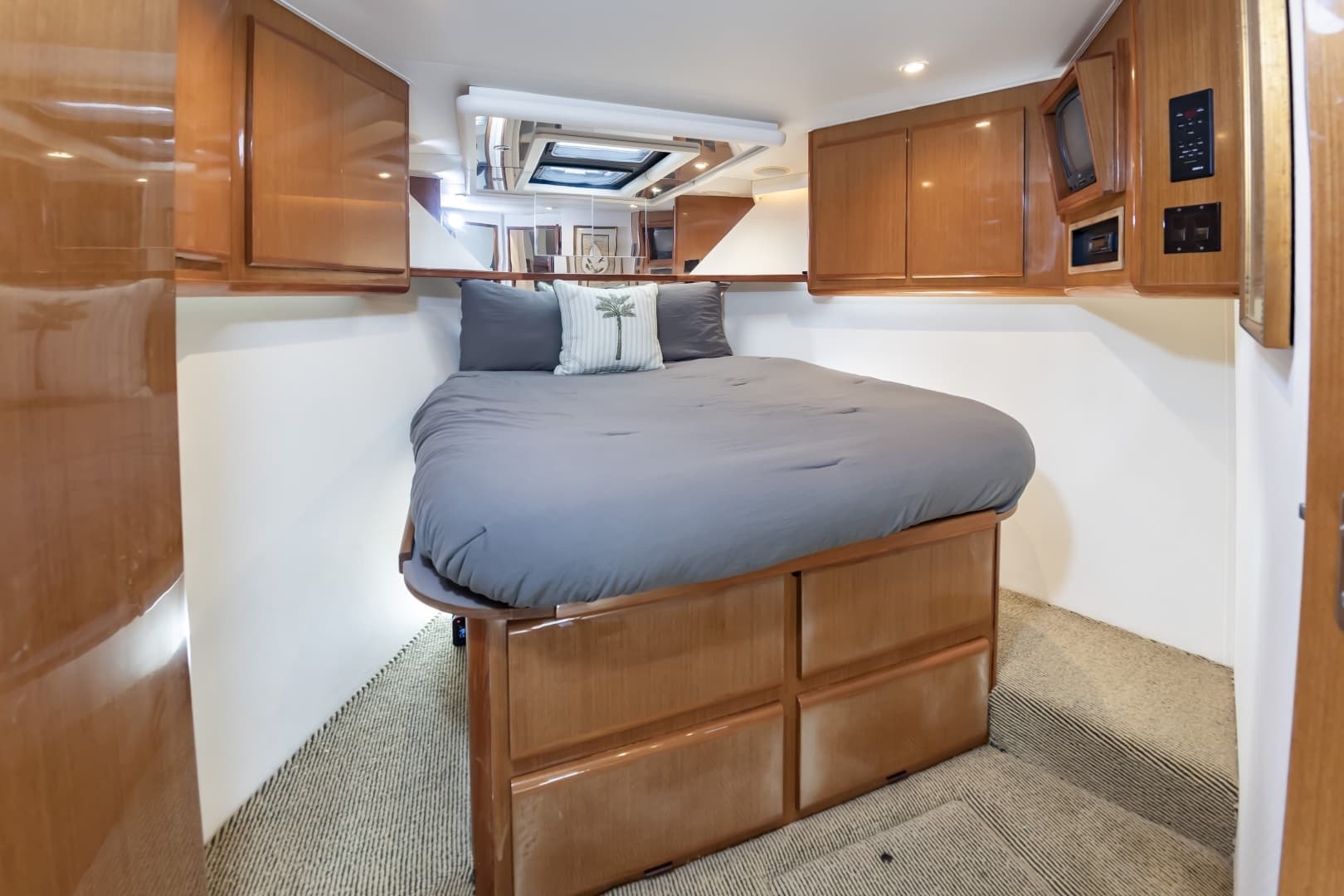 2000 Viking Cockpit Sport Yacht - Image 41
