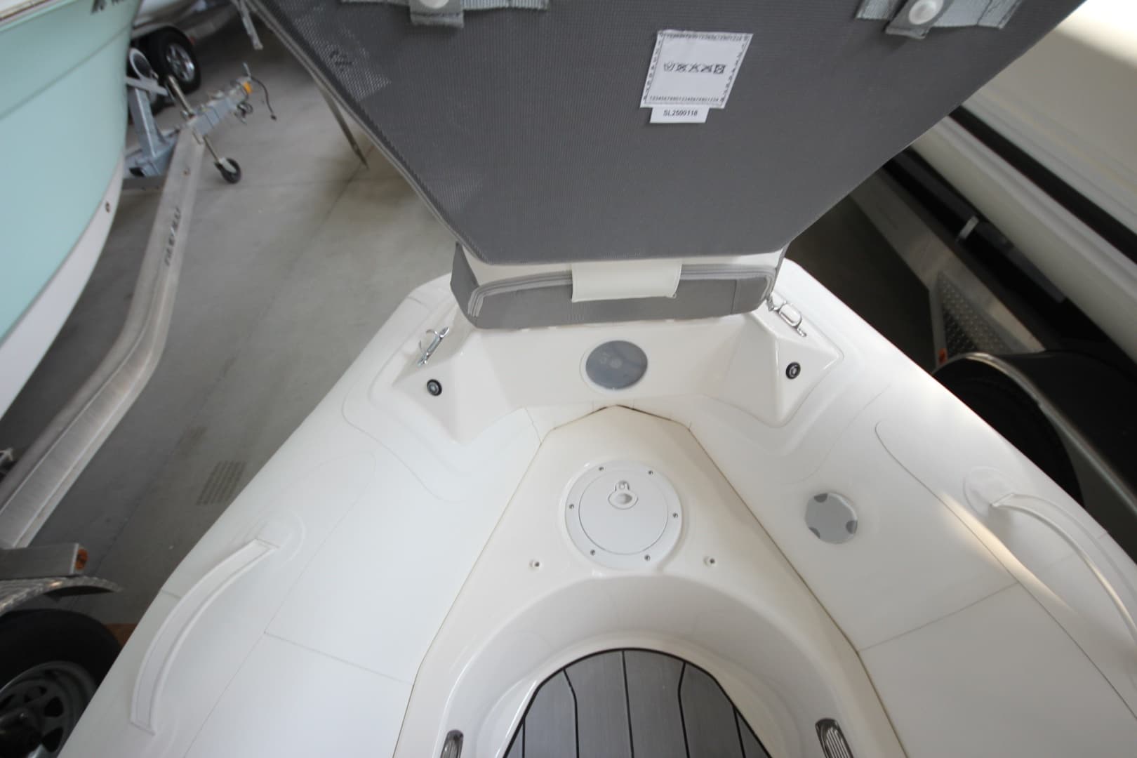 2026 Zodiac Yachtline 360 Deluxe NEO - Image 18