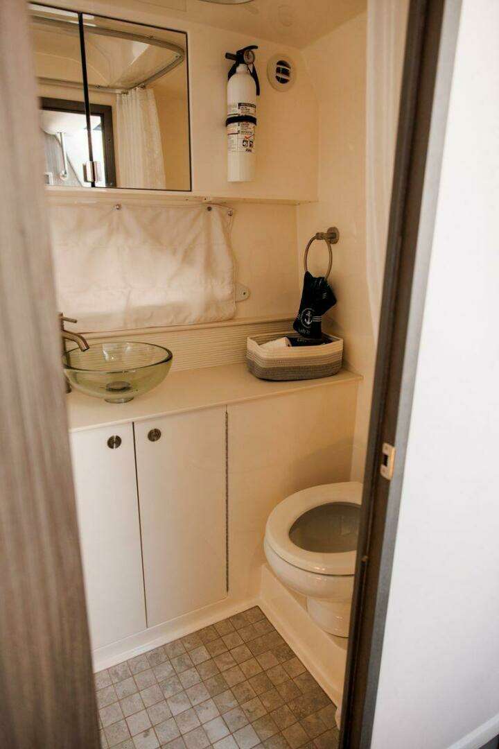 2022 Sea Ray 320 Sundancer OB - Image 13