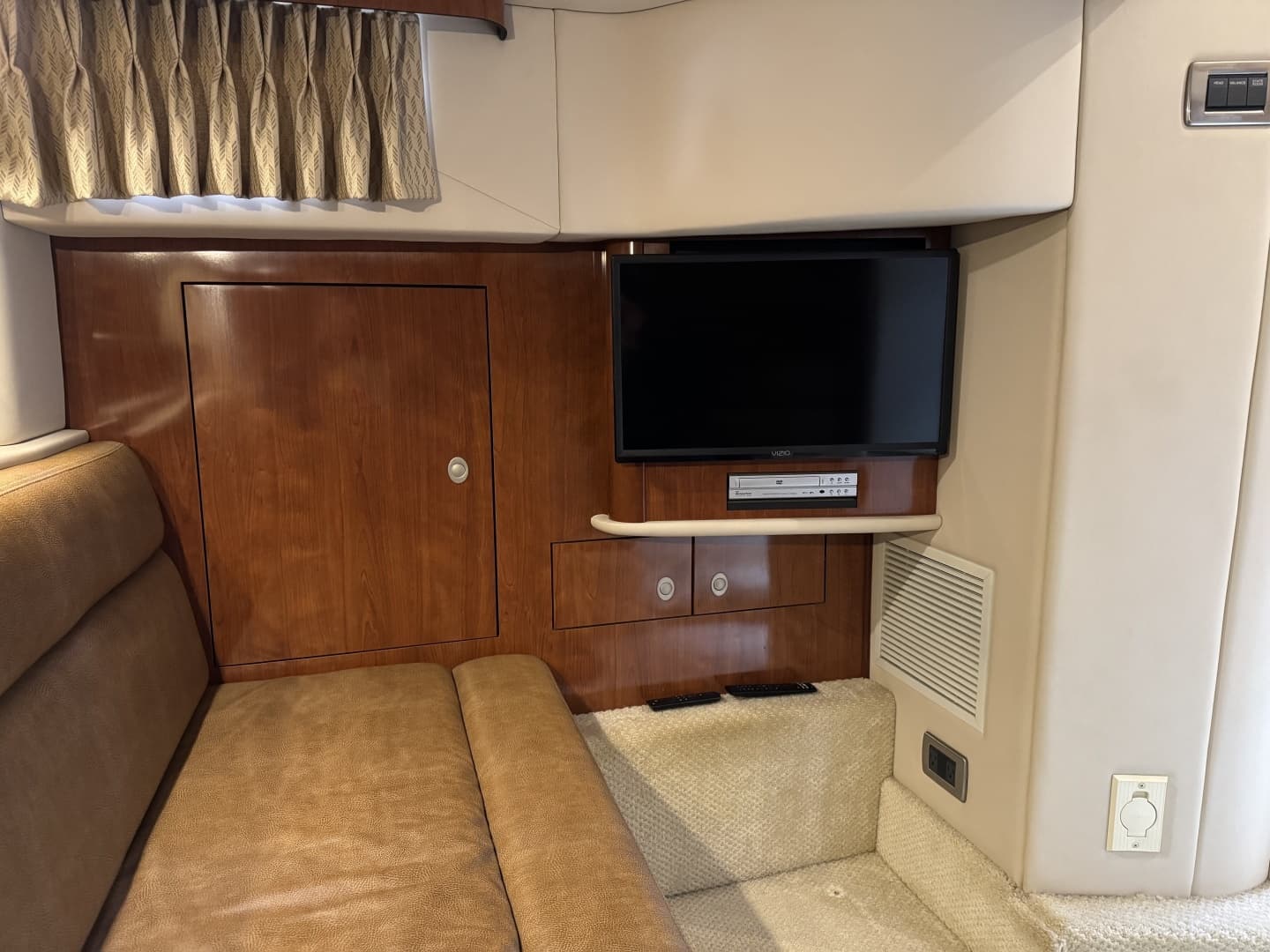 2005 Sea Ray 420 Sundancer - Image 16