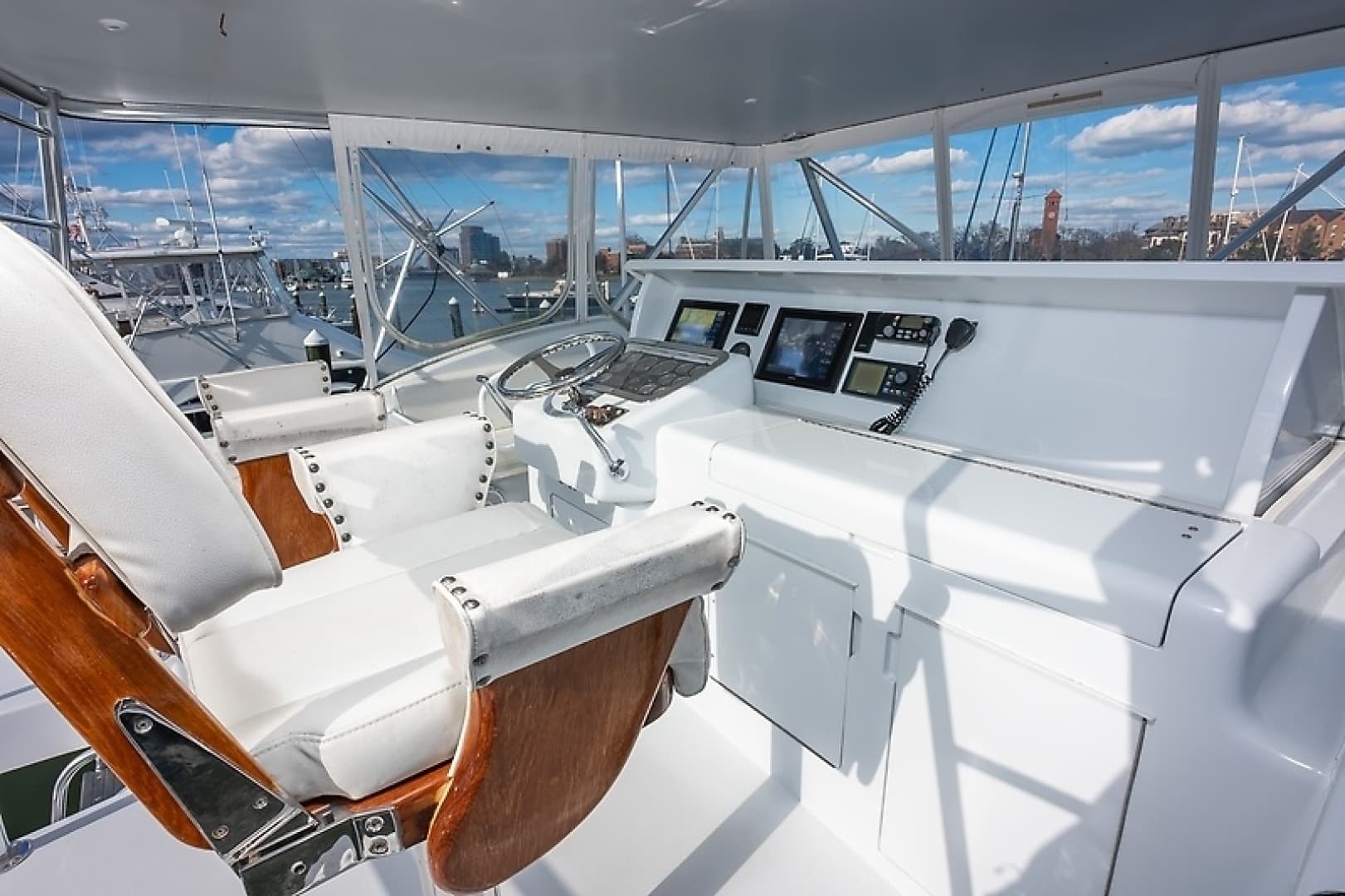 2001 Hatteras 60 Convertible - Image 17