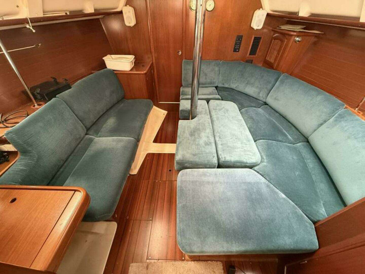 1998 Beneteau OCEANIS 352 - Image 25
