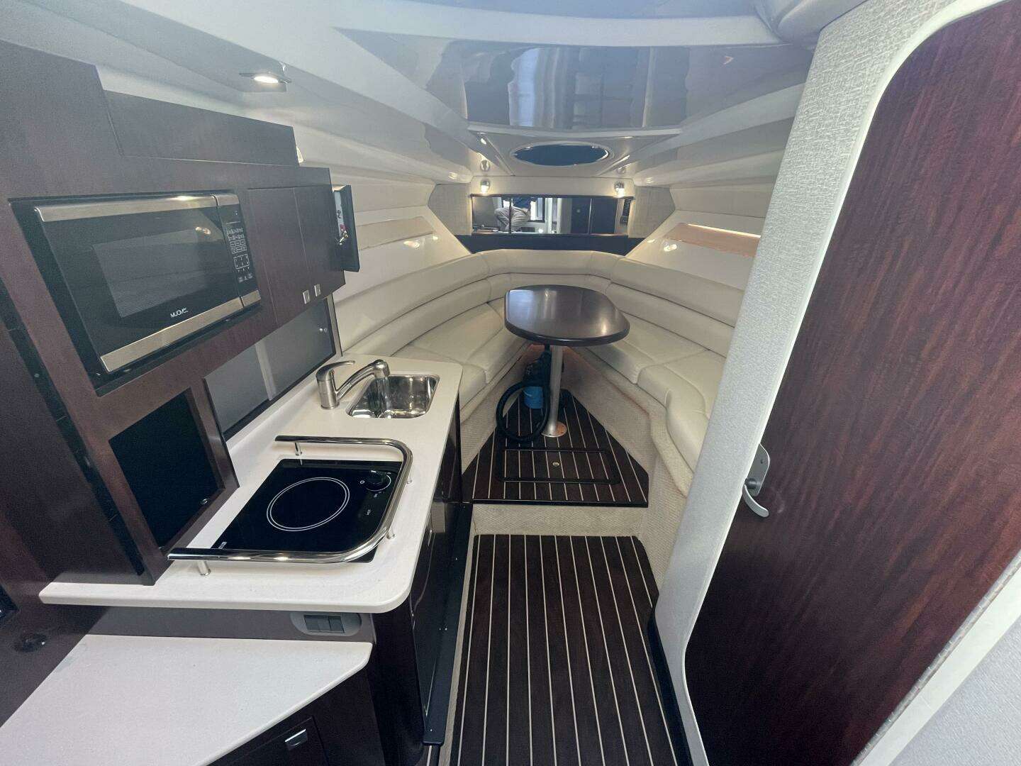2019 Monterey 295 Sport Yacht - Image 14
