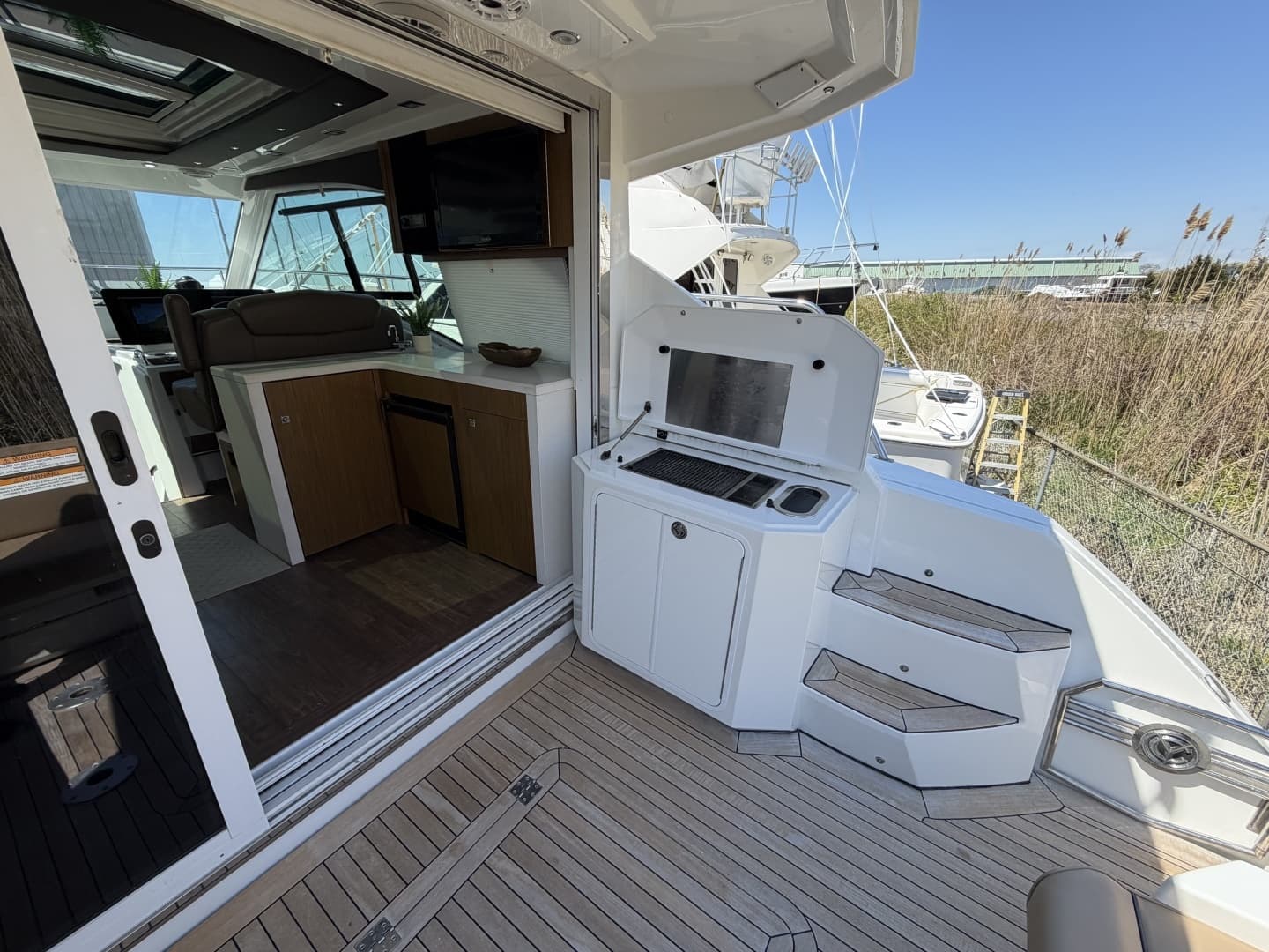 2016 Cruisers Yachts 41 Cantius - Image 11