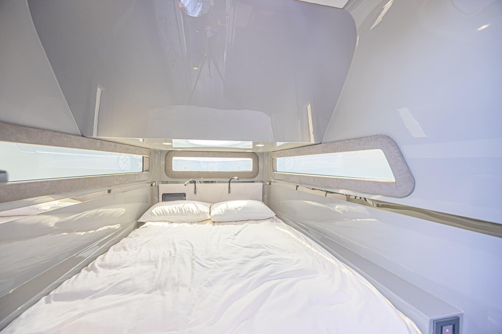 2025 Midnight Express 52 Vitesse - Image 35