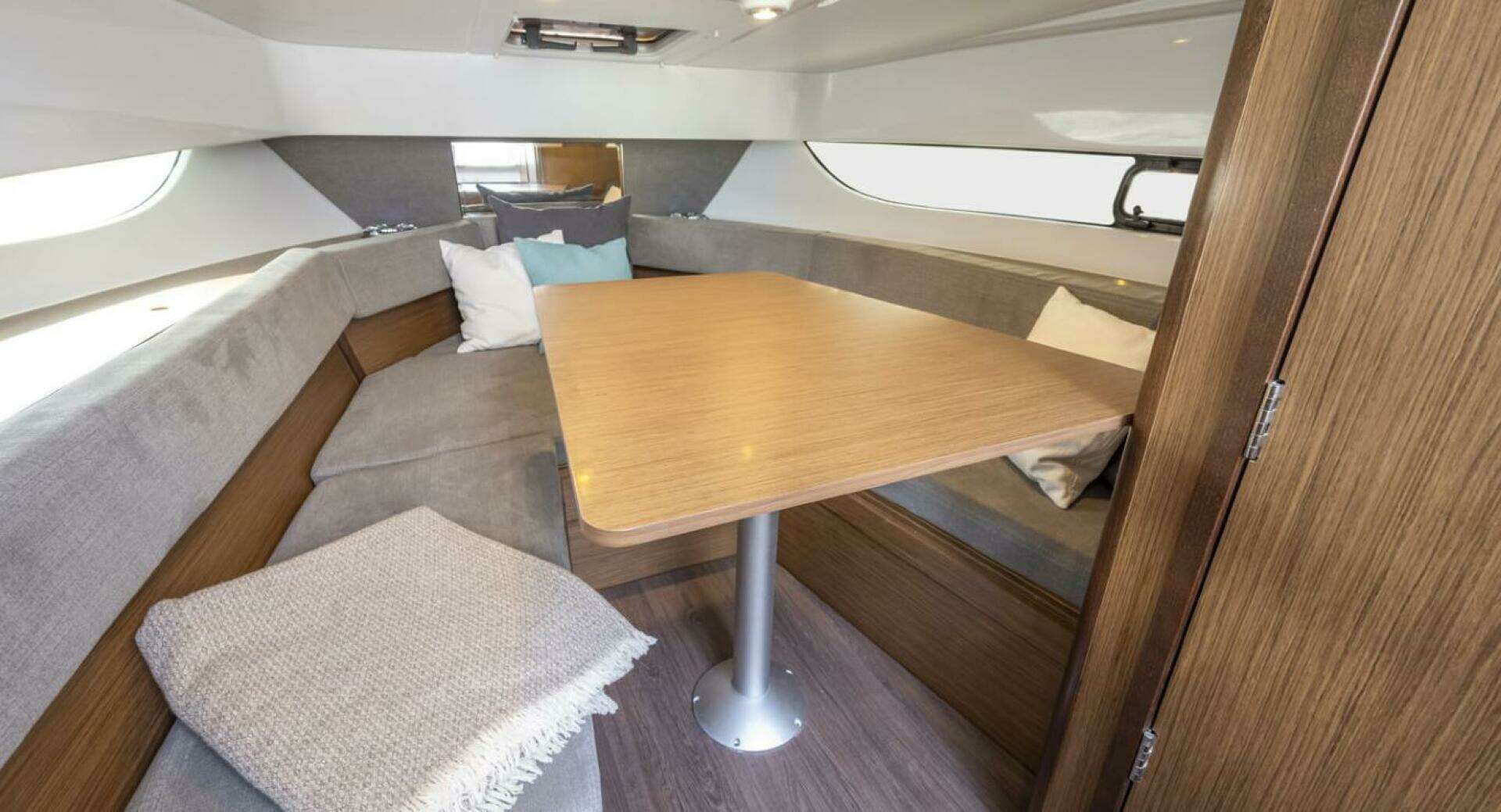 2025 Beneteau Flyer 9 SunDeck - Image 5