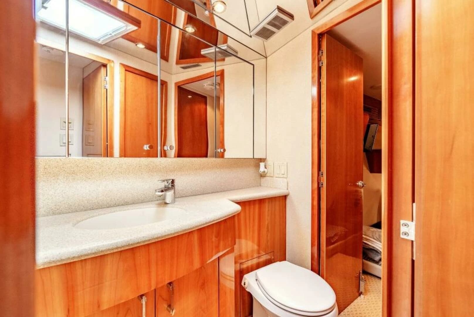 2004 Hatteras 54 Convertible - Image 23