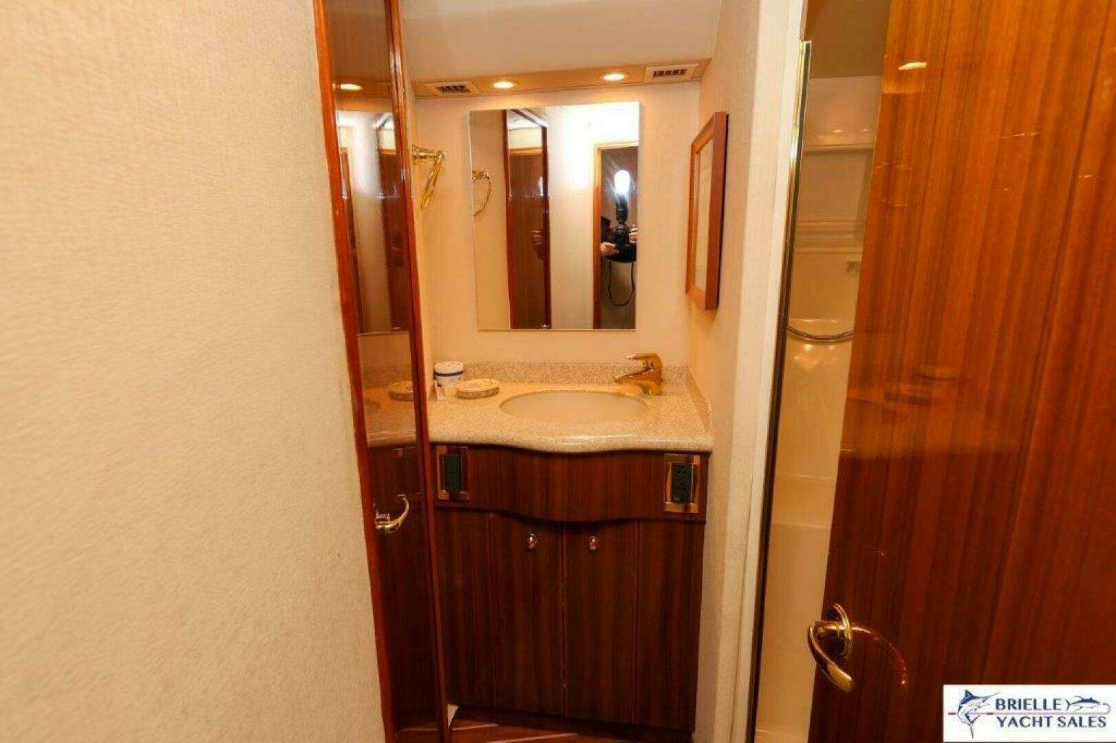 2005 Viking 45 Convertible - Image 28