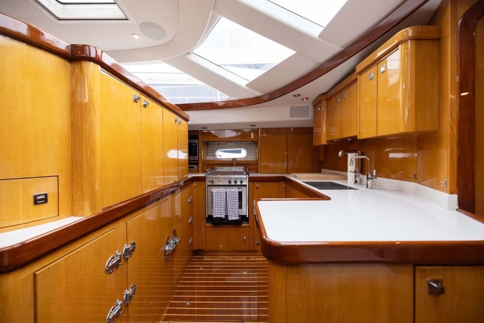 1999 Admiral Marine Center Cockpit - Image 8