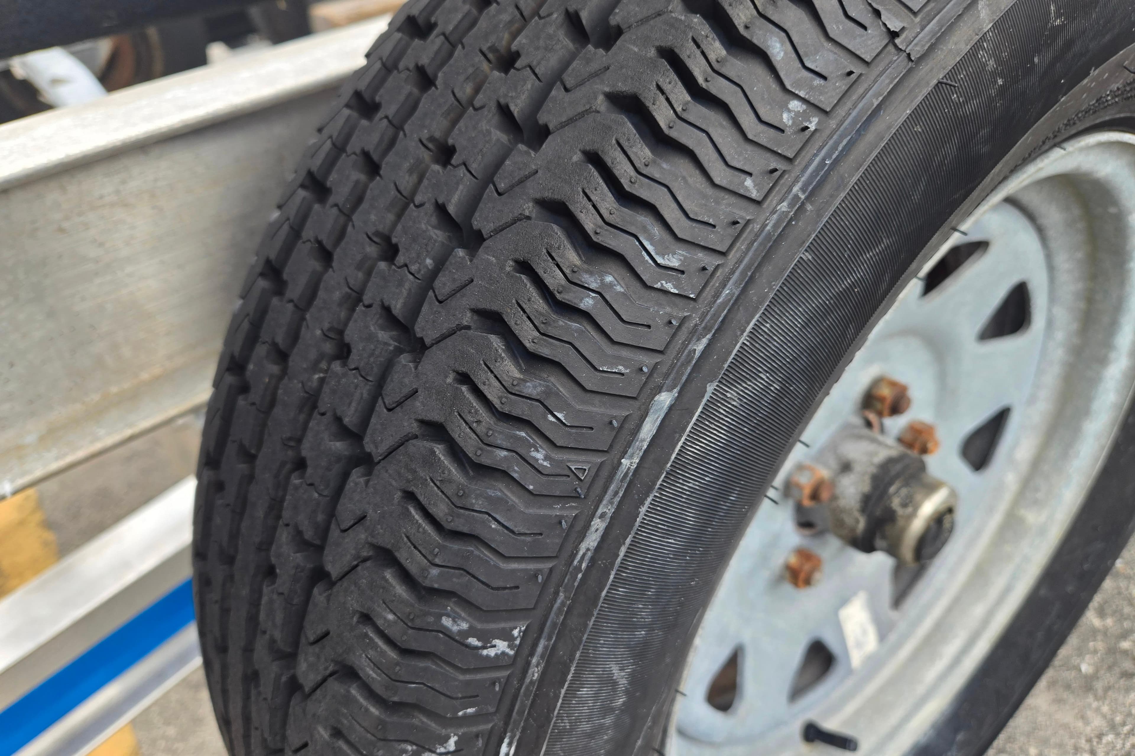 Close-up of ALL STAR 2022DA07 tire on metal wheel, 2015 model.
