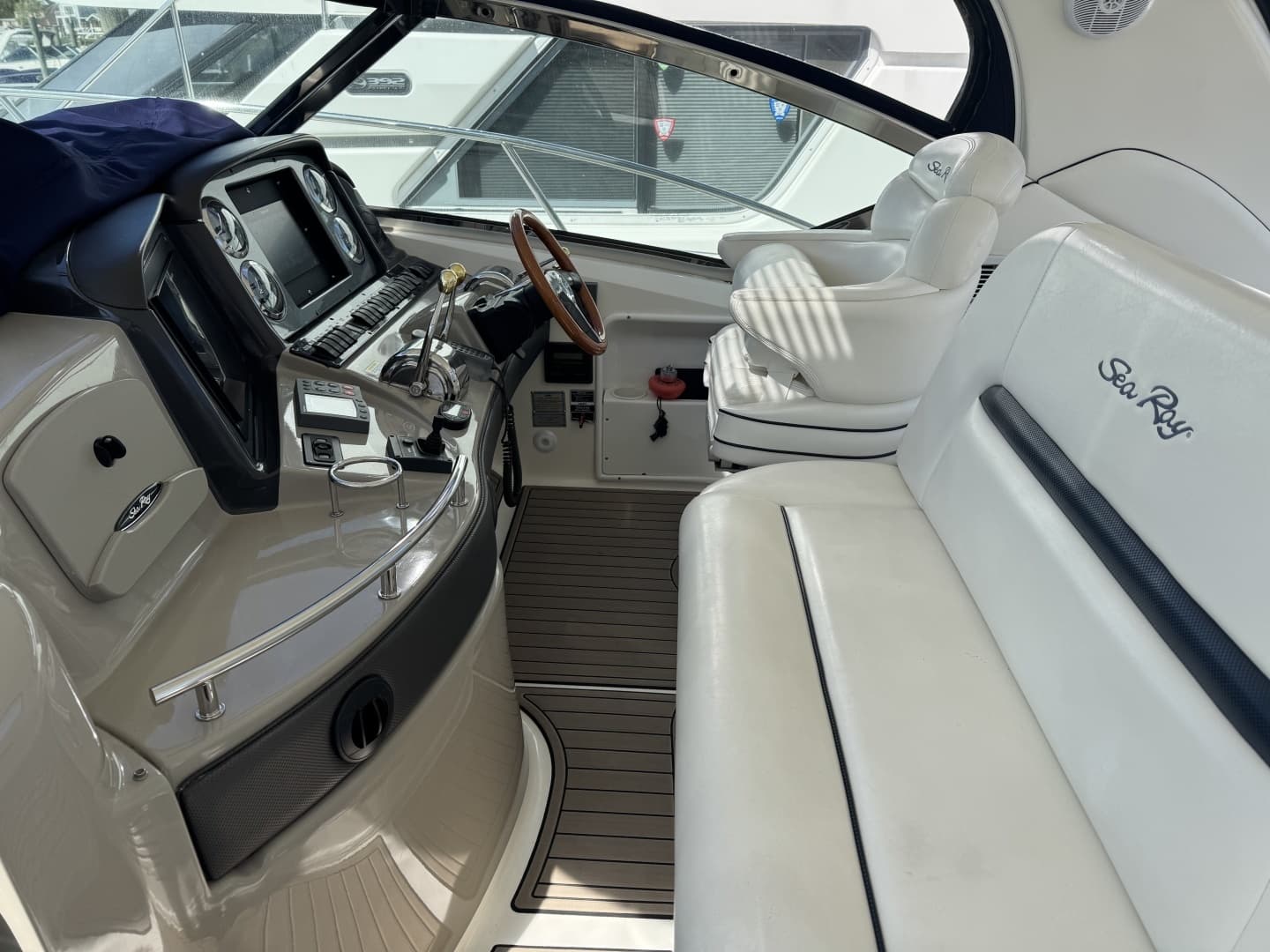 2005 Sea Ray 420 Sundancer - Image 7