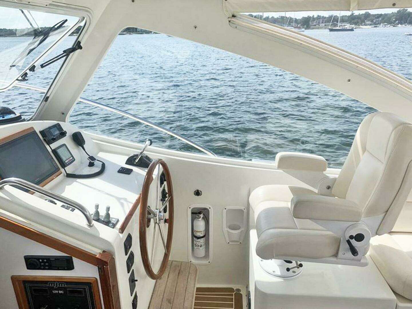 2007 MJM 34z Hard Top Express - Image 10