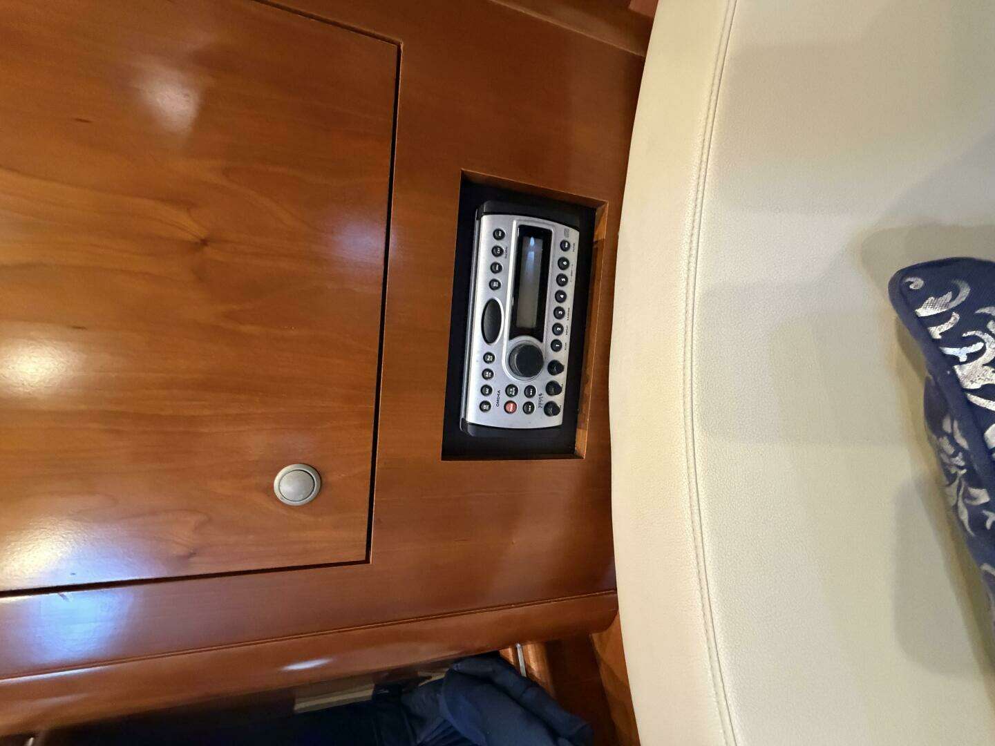 2007 Cruisers Yachts 370 Express - Image 9