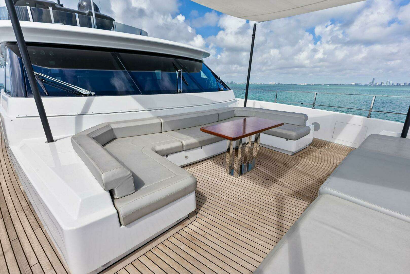 2023 Custom Line 33 Navetta - Image 17