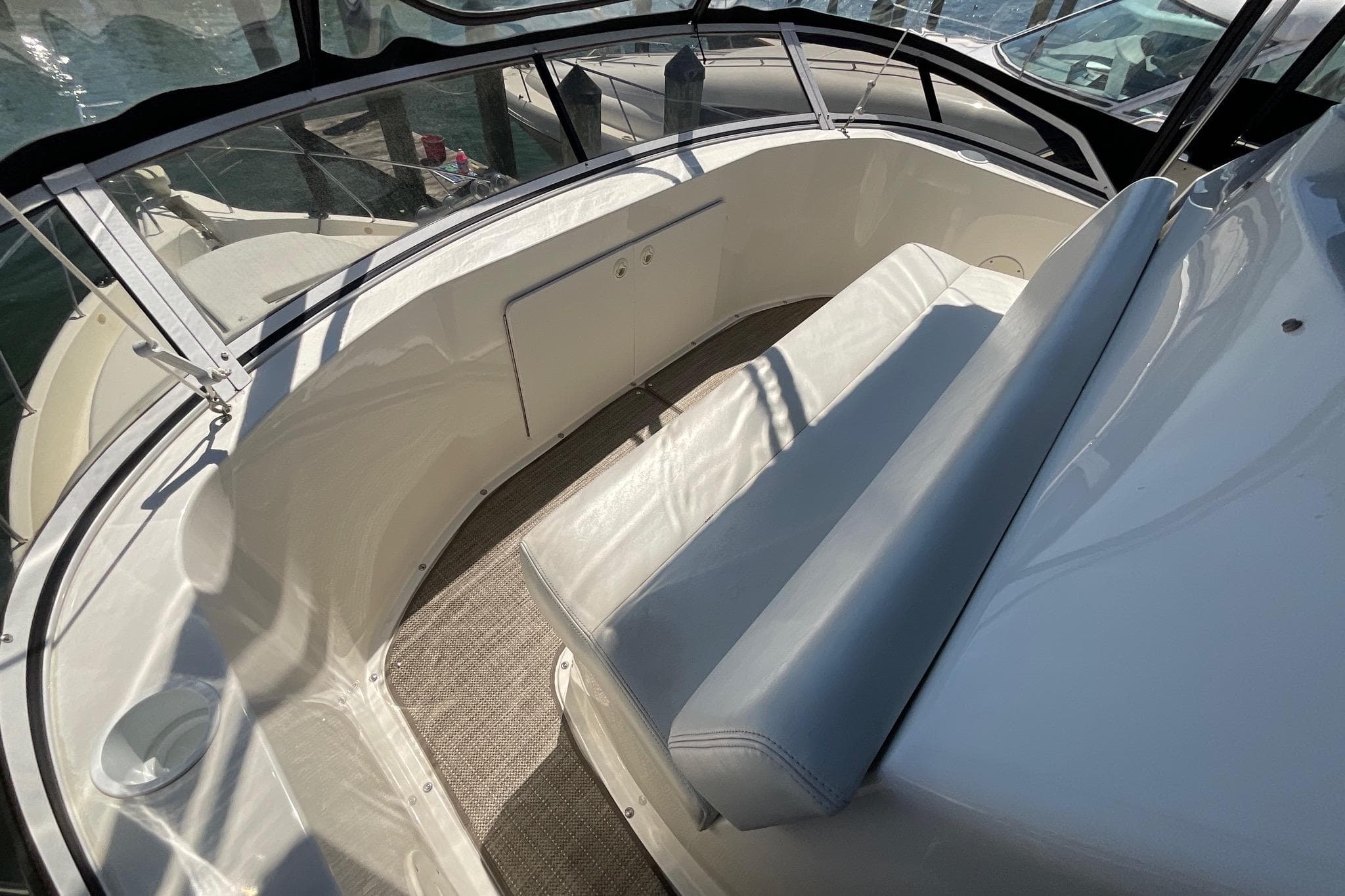 2000 Silverton 392 Motor Yacht interior with cushioned seating and panoramic windows.