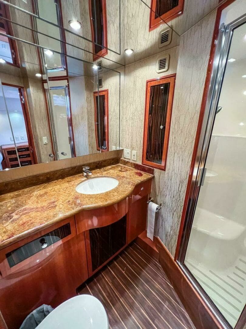 2007 Hatteras 68 Convertible - Image 10