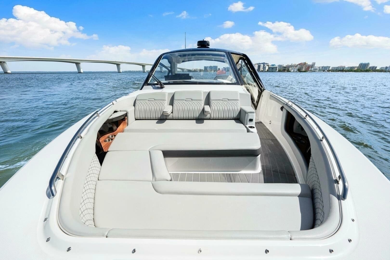 2022 Sea Ray 370 Sundancer - Image 6