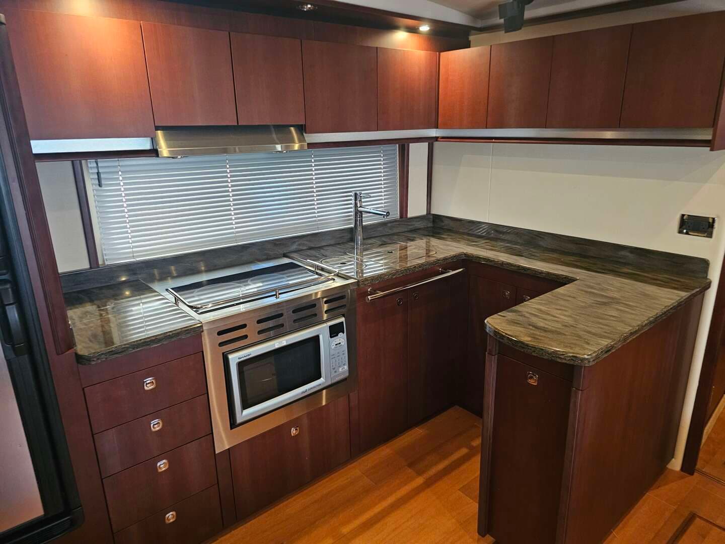 2012 Sea Ray 50 SUNDANCER - Image 32