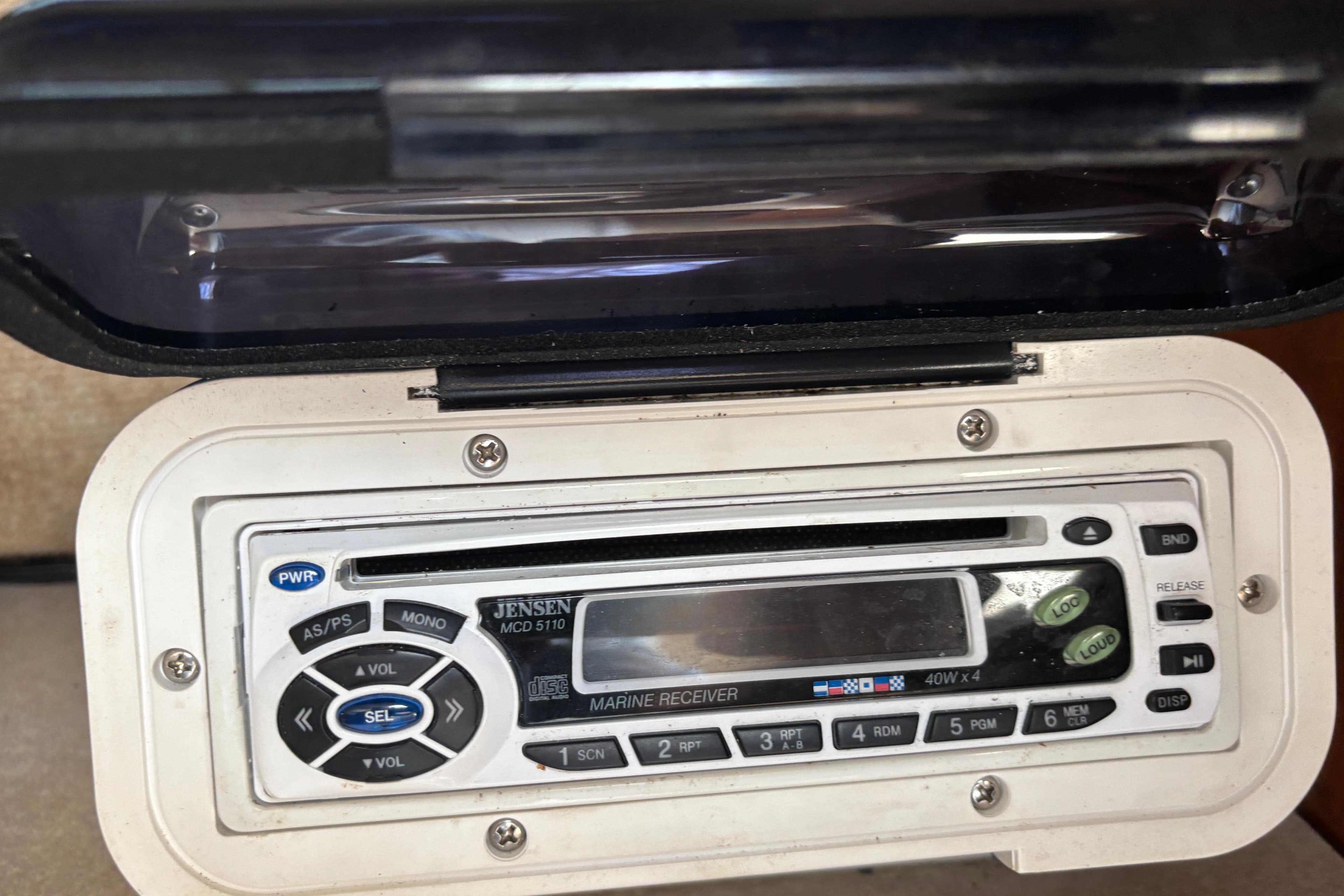 Marine stereo system in a 2000 Shamrock 260 Express boat, featuring Jensen MCD 5110 model.
