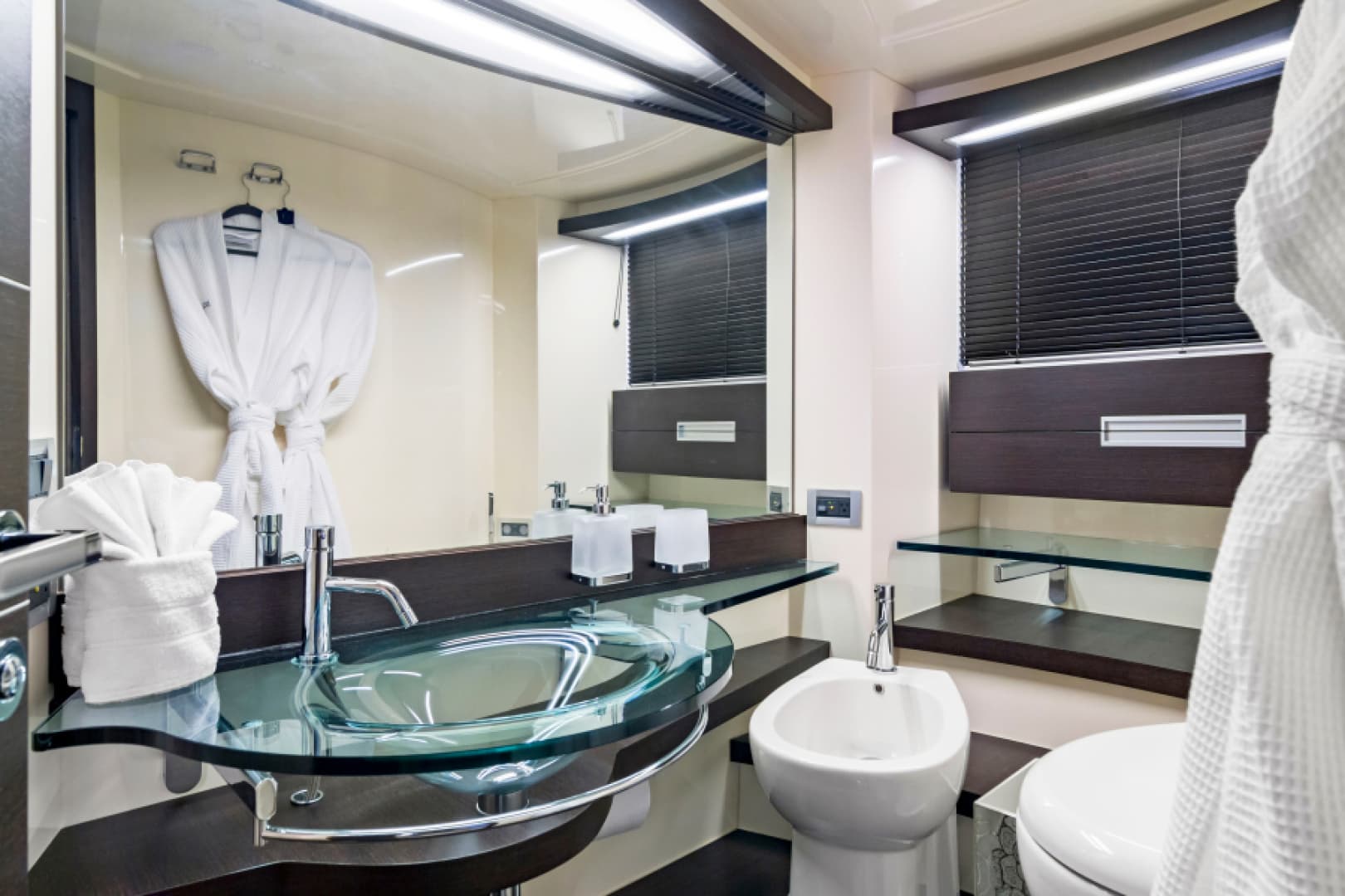 2009 Azimut 68S - Image 22