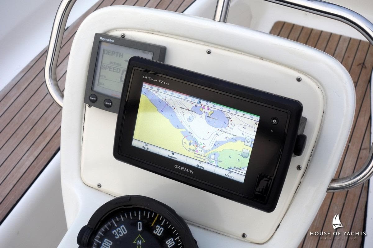 Navigation equipment on a 2003 Bavaria 32 yacht, featuring Garmin GPS and Raymarine displays.