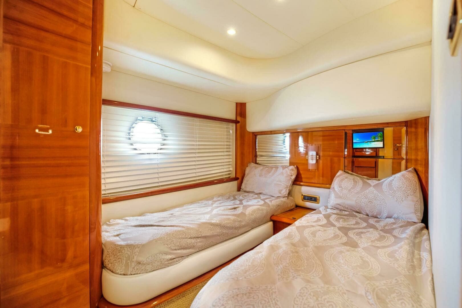 2004 Azimut 62 - Image 22