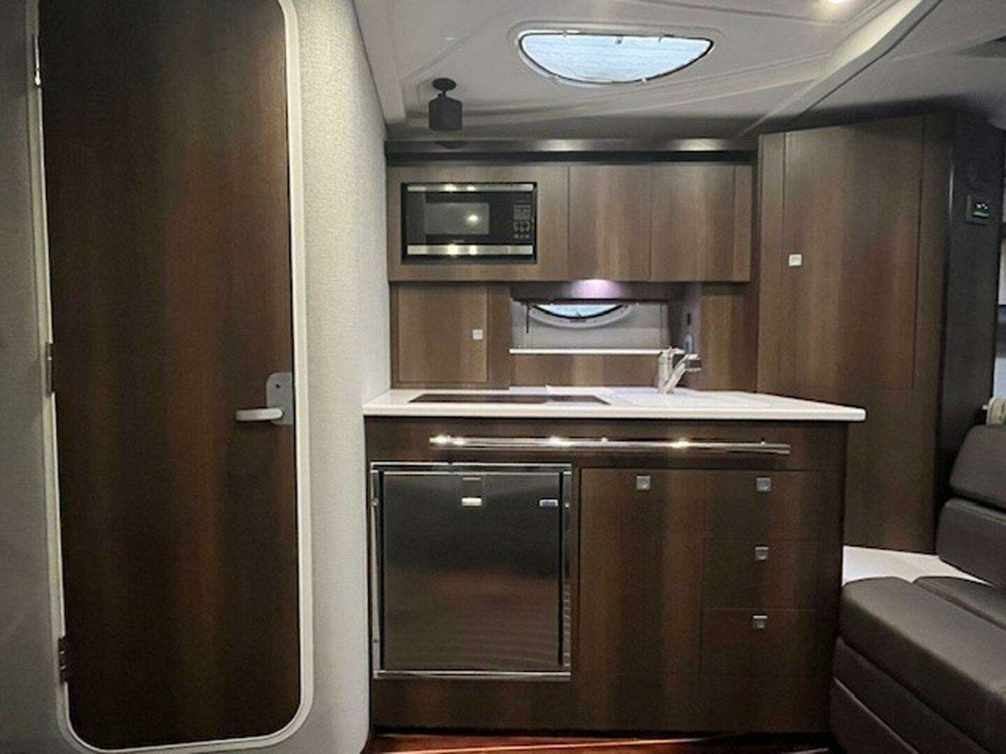 2018 Monterey 335 Sport Yacht - Image 8