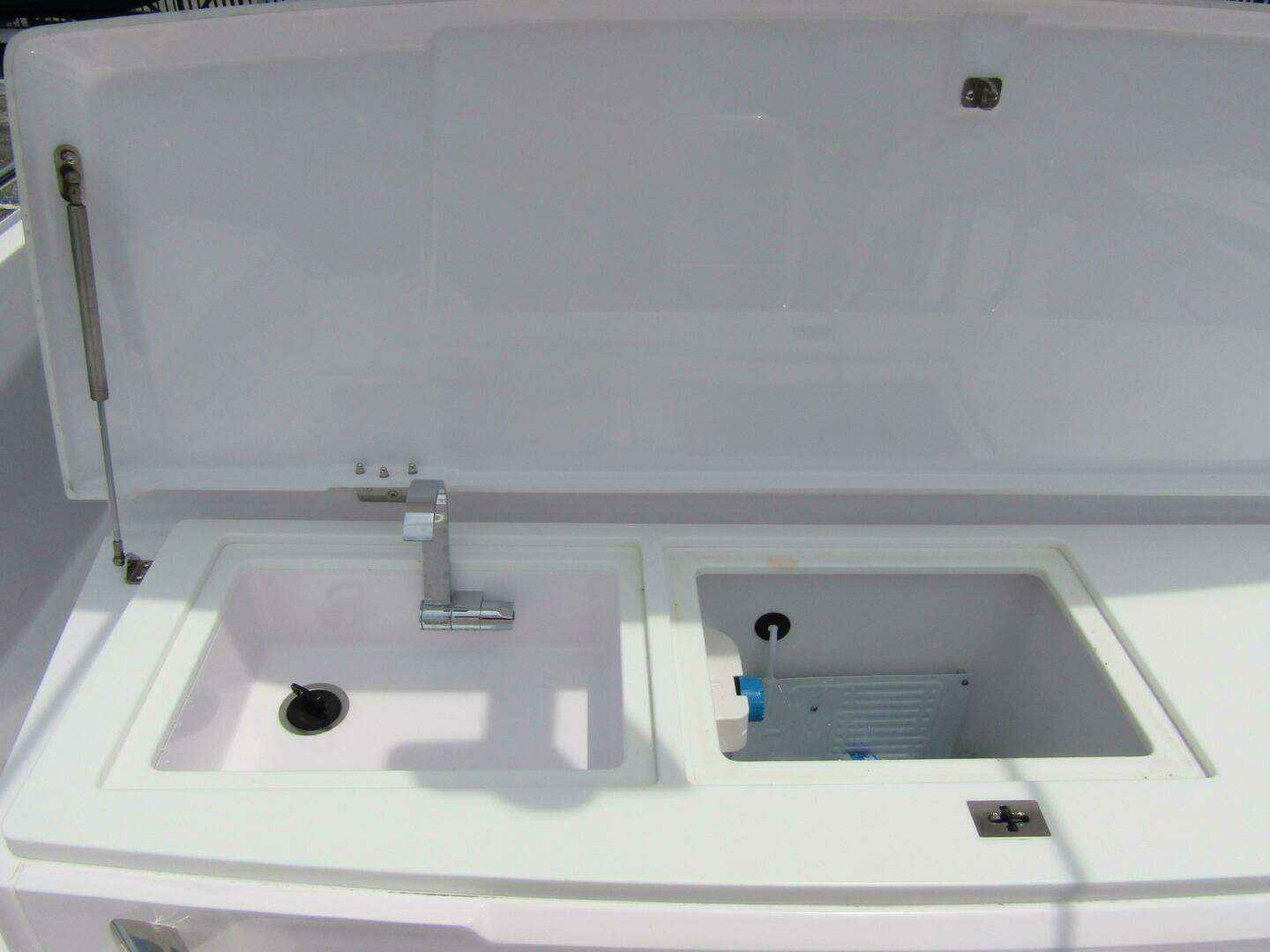 2024 Axopar 37 Sun Top - Image 30