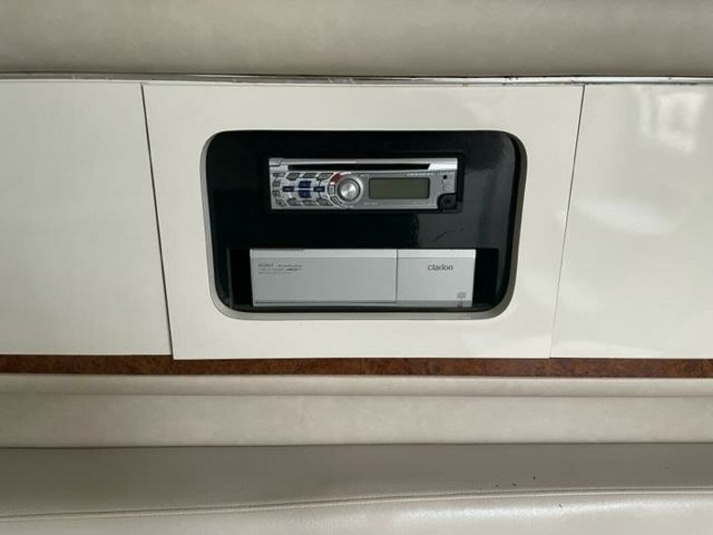 1996 Sea Ray 330DA - Image 17
