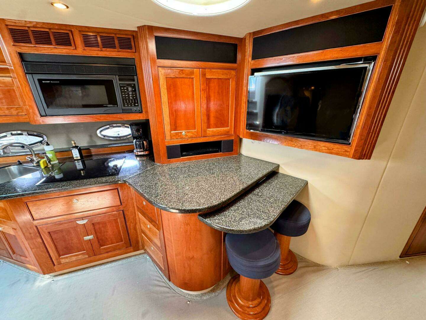2005 Cruisers Yachts 540 Express - Image 44