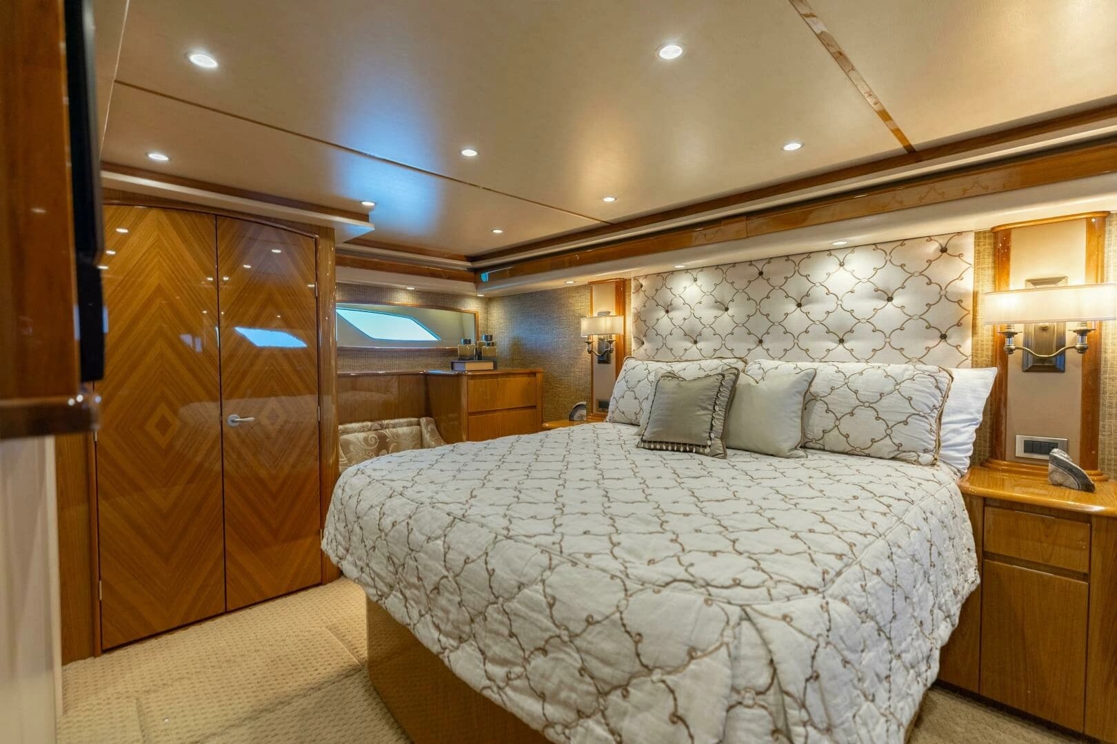 2013 Viking 76 Convertible - Image 25
