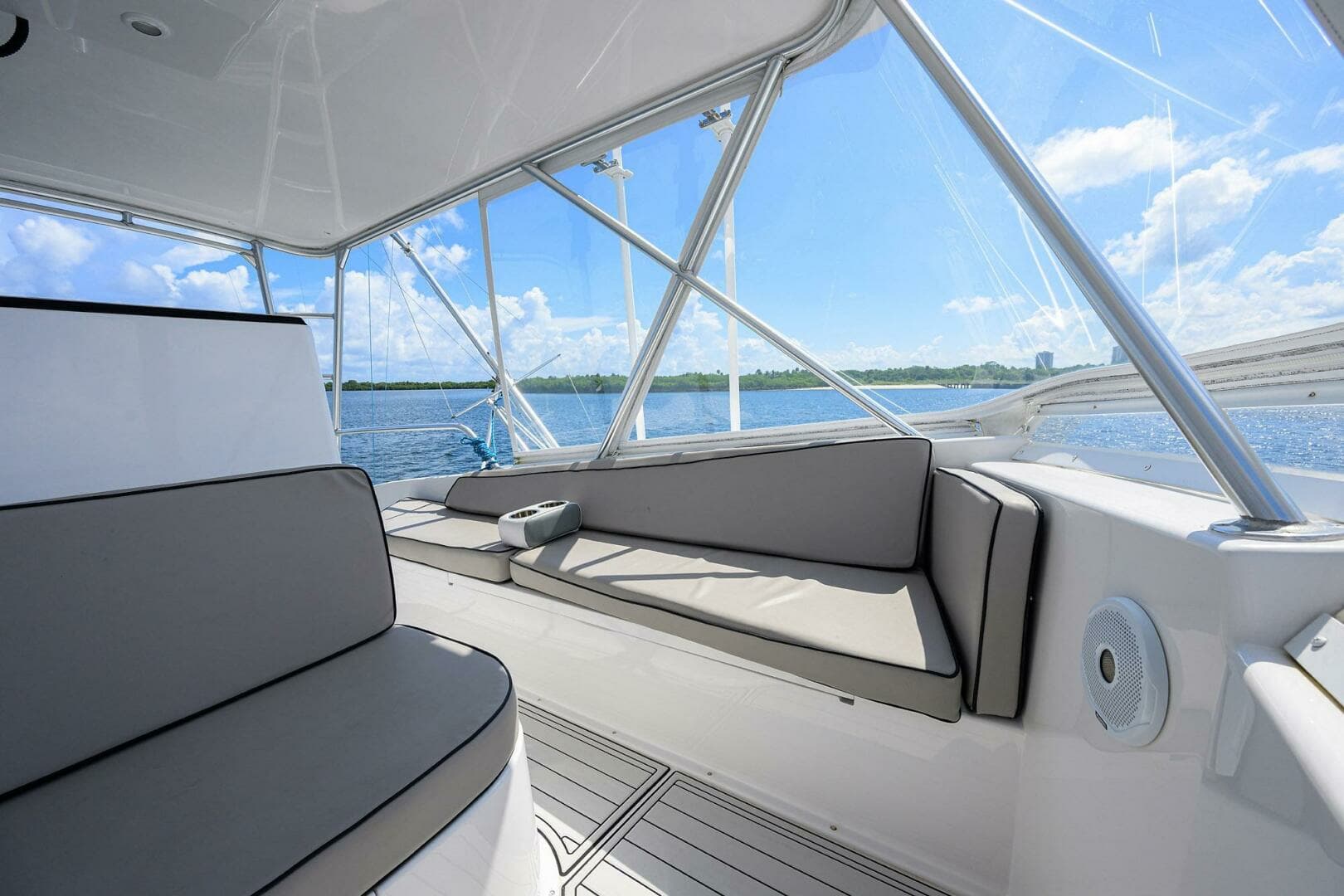 2000 Viking 50 Convertible - Image 33