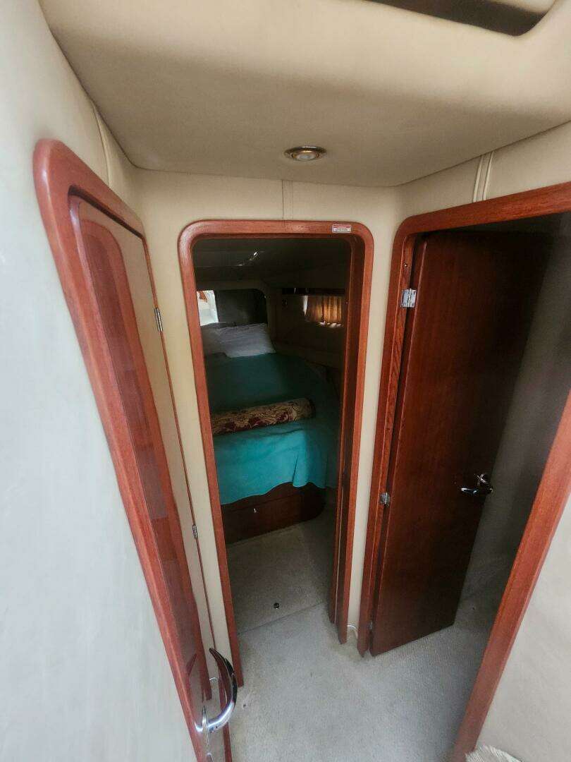 2003 Sea Ray 480 Motor Yacht - Image 10
