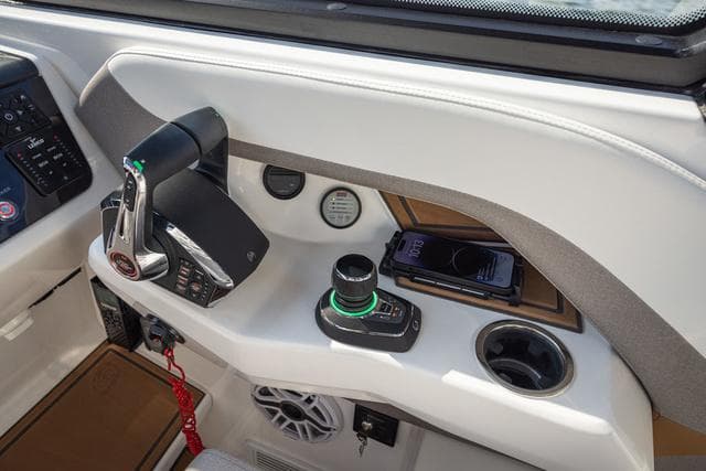 2025 Hurricane Sundeck 3200 OB - Yacht Certified - 16