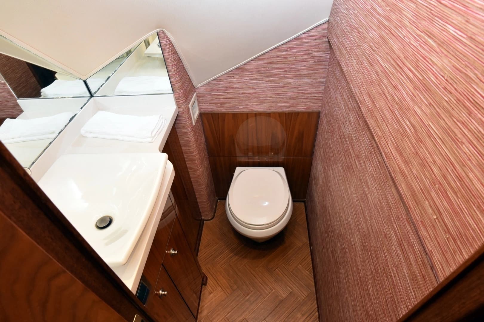2019 Viking 80 Skybridge - Image 28
