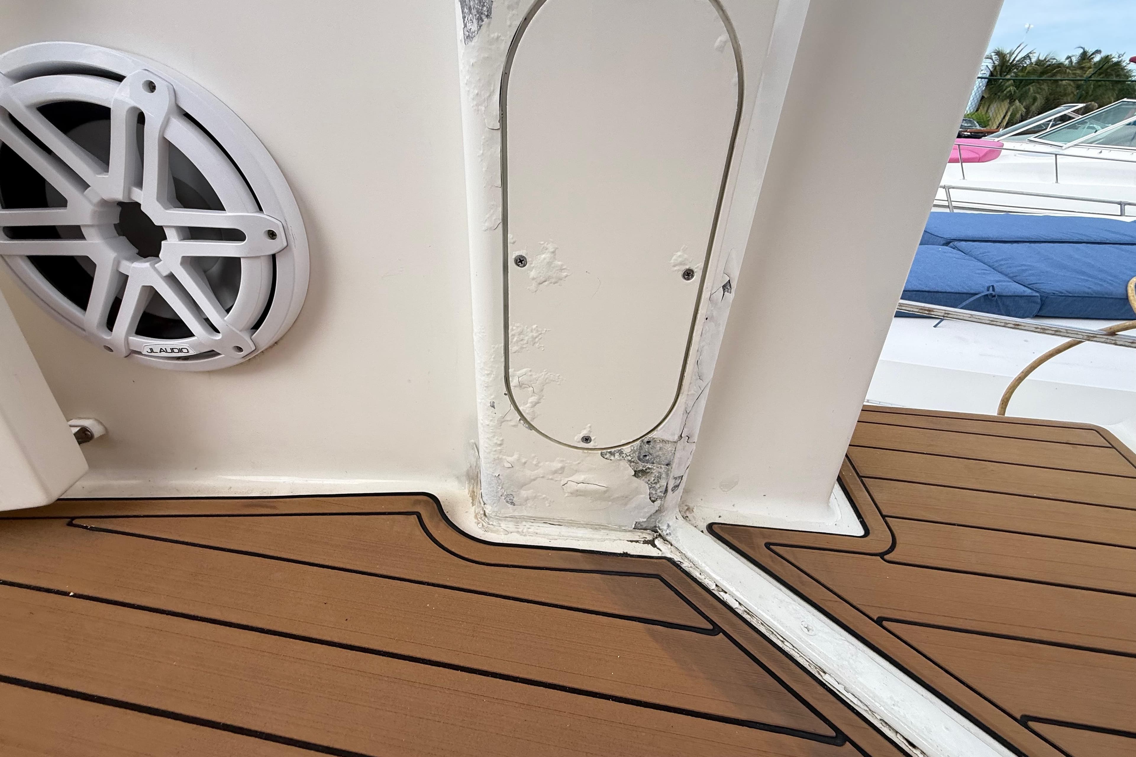 2007 Meridian 459 Motoryacht deck with speaker and hatch detail.