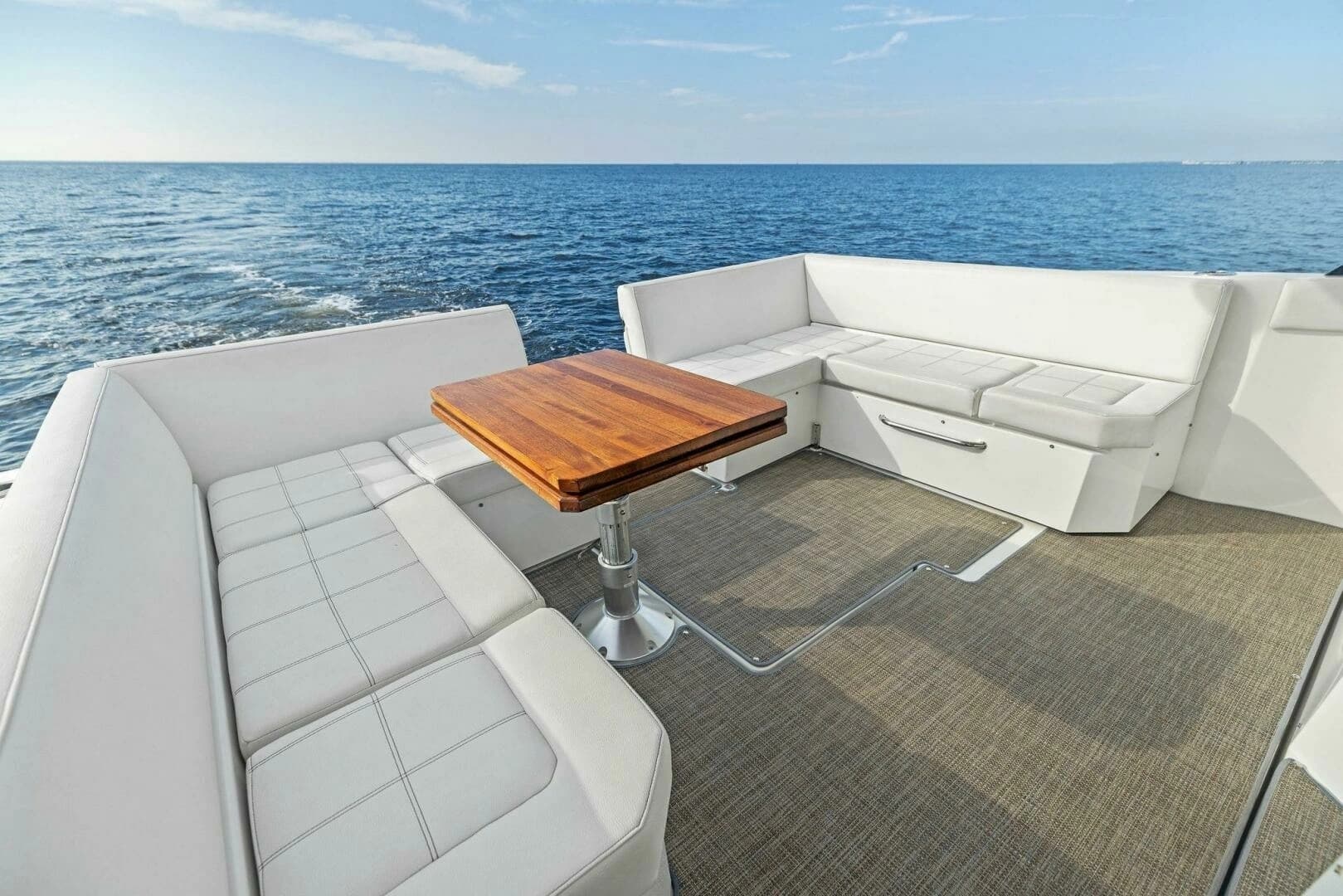 2015 Cruisers Yachts 390 Express Coupe - Image 6
